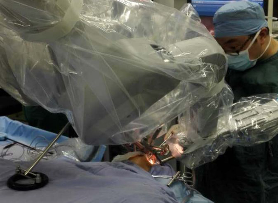 北京安貞醫院多功能顯微支撐喉鏡配合達芬奇機器人手術